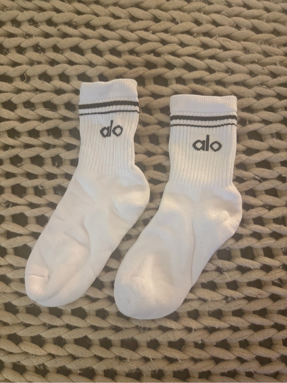 ALO Yoga Unisex Half-Crew Throwback White Socks- Large